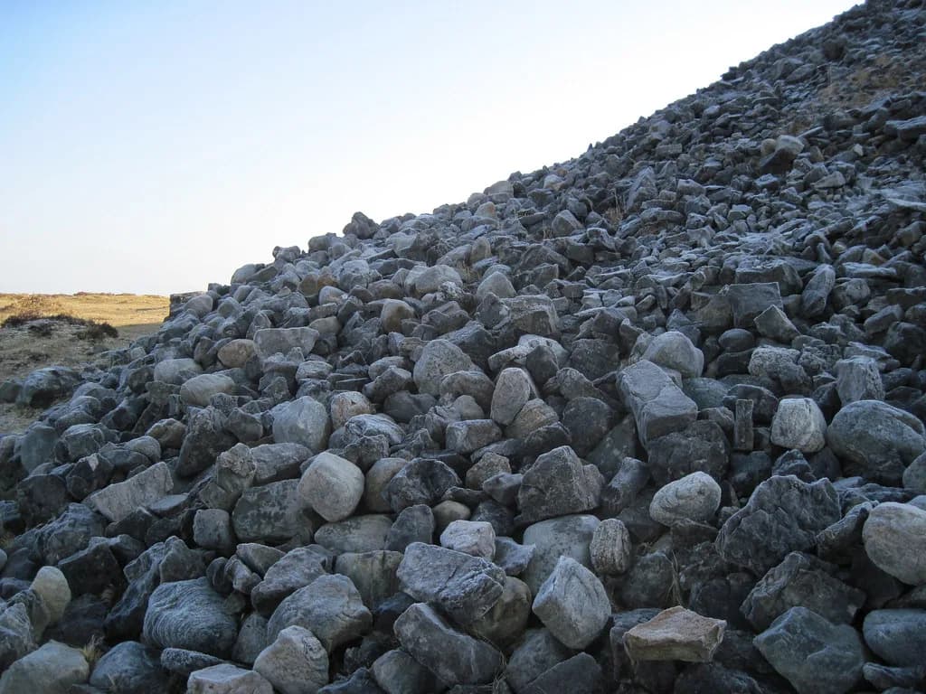 Knocknarea Cairn: Queen Maeve's Cairn and the Summit Walk