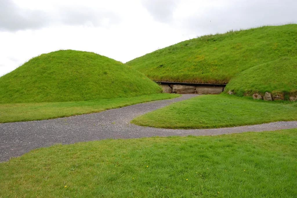 Knowth: A Visitor's Guide to the Great Passage-Tomb Mound