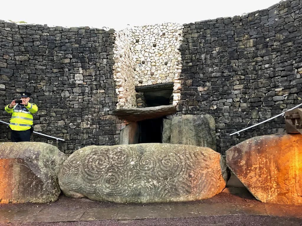 Newgrange: A Practical Guide to Brú na Bóinne