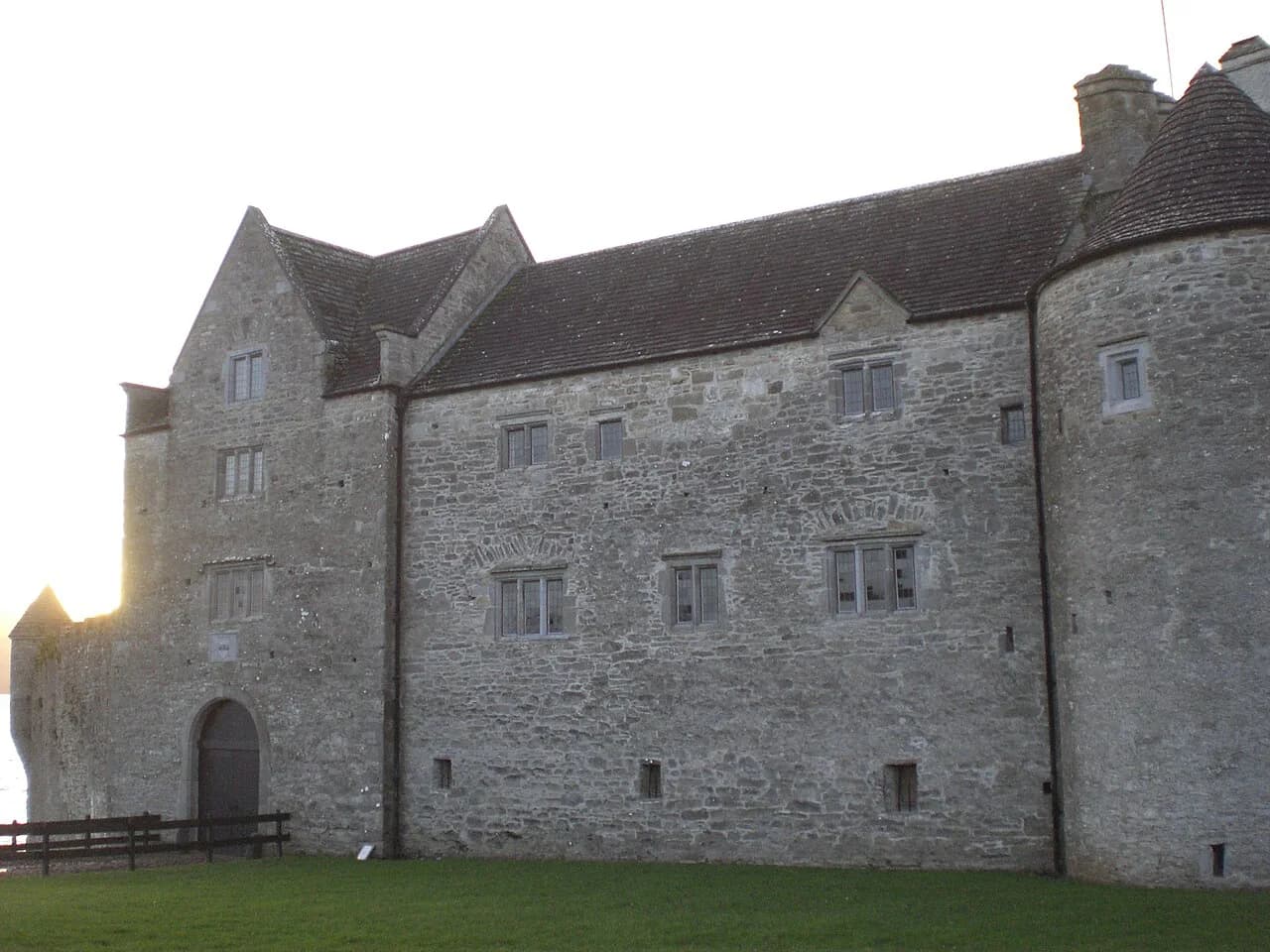 Parke's Castle Guide: O'Rourke Tower House on Lough Gill