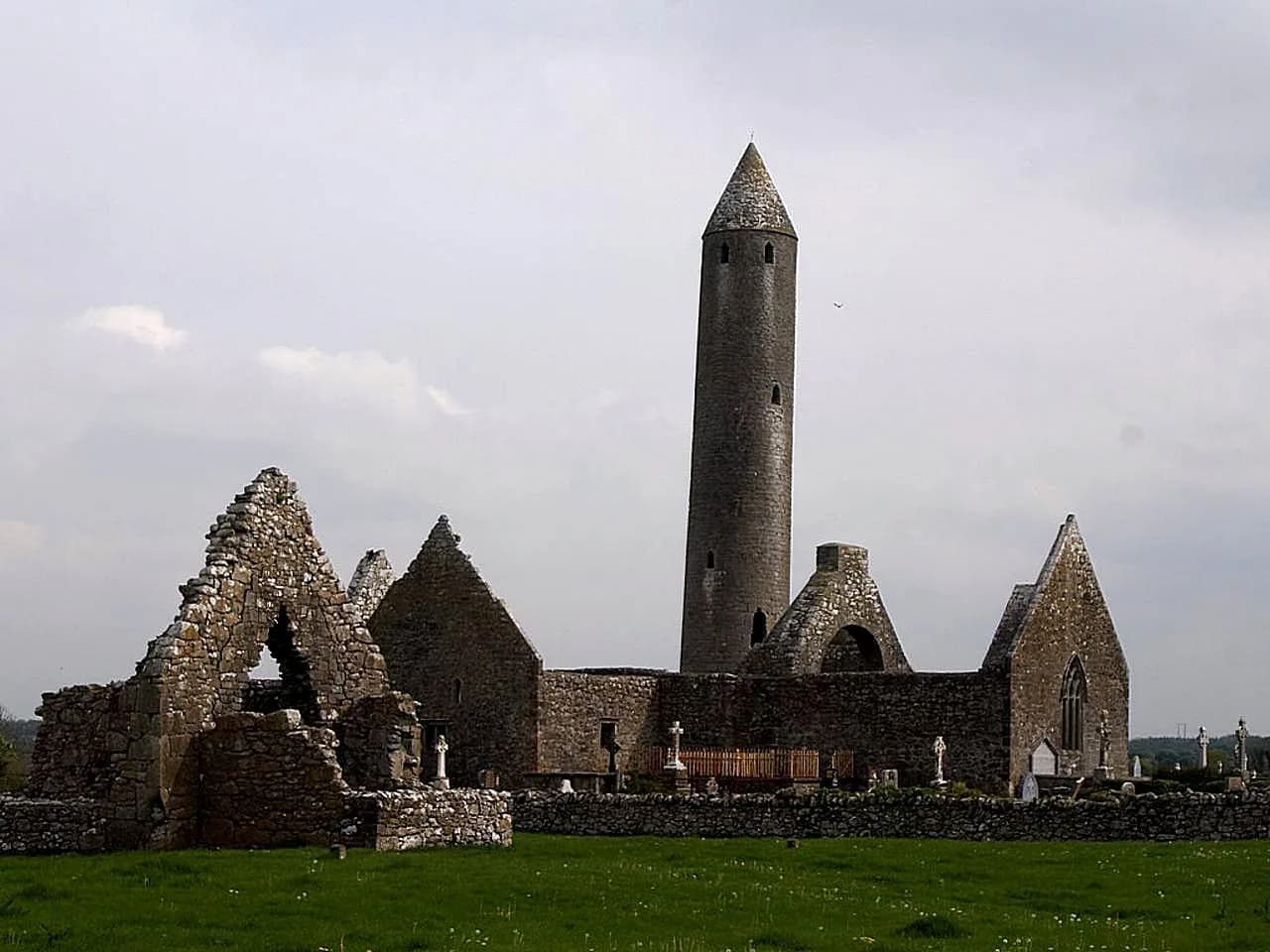 Round Towers in Ireland: A Field Guide to Five Monastic Sites