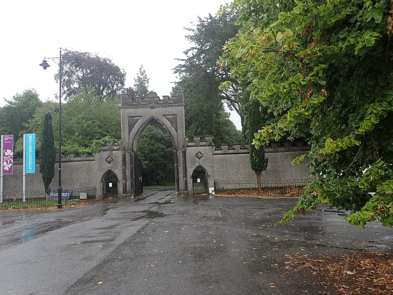 Strokestown Park: House, Famine Museum and Gardens Guide