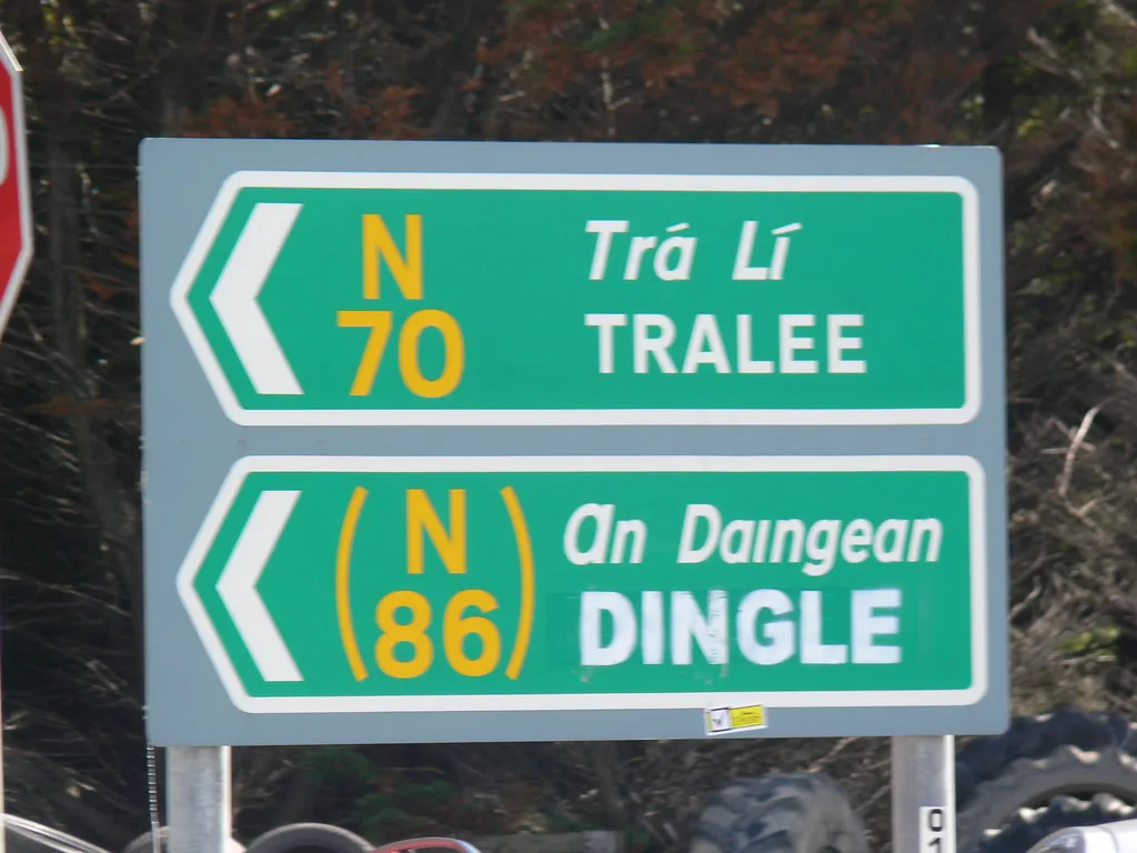 Bilingual road sign for Tralee (Trá Lí) and Dingle (An Daingean), County Kerry.