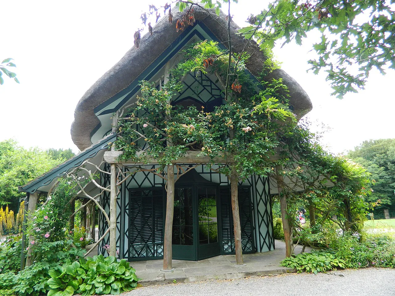 The thatched facade of Swiss Cottage near Cahir.